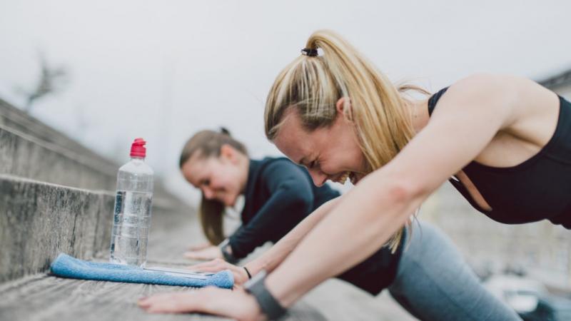 A sport és az aranyér problémája a hölgyek körében egy olyan téma, amely gyakran háttérbe szorul, pedig rendkívül fontos. A rendszeres testmozgás nemcsak az egészség megőrzéséhez járul hozzá, hanem a női test különböző kihívásainak kezelésében is segíthet