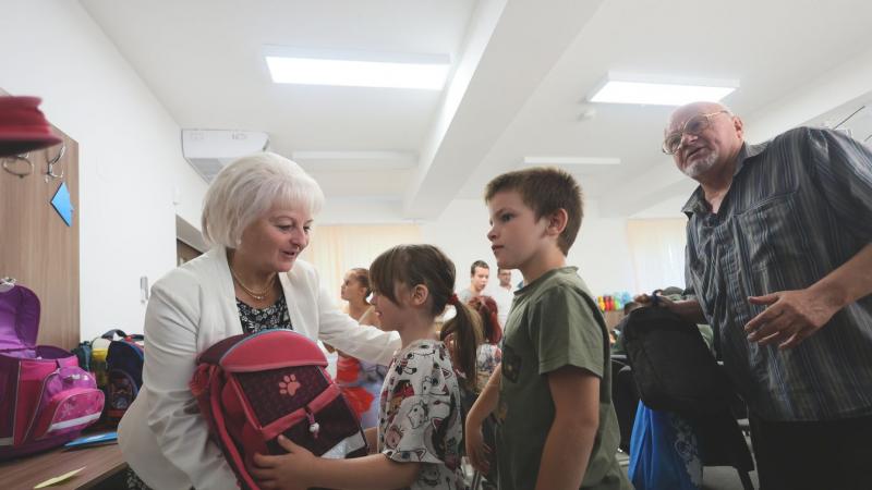 Iskolatáskák érkeztek a gyermekjóléti szolgáltatáshoz – különleges pillanatok a gyerekek mosolyaival (fotósorozattal)