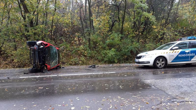 A 61-es úton tragikus események sora következett be: újabb súlyos baleset történt, ami miatt a forgalom teljesen megállt.