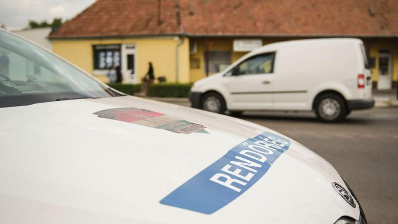 Egy 25 éves fiatal nő nyomai eltűntek Heves településén, és a rendőrség nagy erőkkel indított nyomozást az ügyben. A hatóságok minden rendelkezésre álló eszközt bevetnek, hogy rátaláljanak, és aggódó hozzátartozói is remélik, hogy hamarosan jó hírek érkez