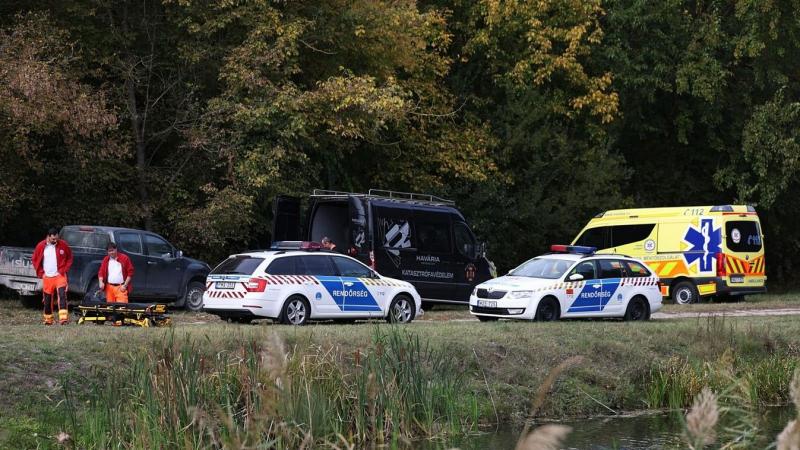 Egy ellopott autóval hajtott a pár fokos vízbe, ami miatt búvárokat kellett riasztani a Duna-völgyi főcsatorna területére. Az eseményről készült fotók tanúskodnak a különös esetről.