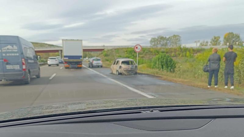 Elképesztő élményben volt része annak az utasnak, aki az M3-as autópályán egy lángra kapott autó mellett haladt el. Az esemény szinte hihetetlen, ahogy a tűz és a füst összefonódott az úton, és a látvány sokkolta az arra járókat.