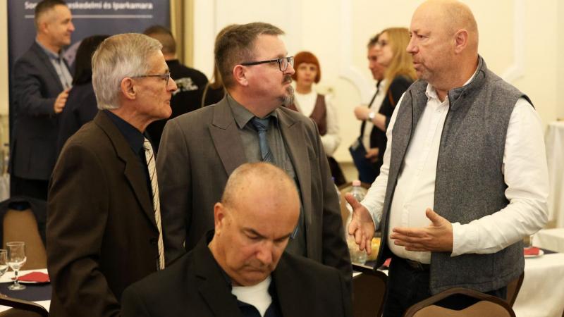 Egy különleges üzleti lehetőség bontakozik ki a szomszédságunkban: horvát kamillát exportálnak a magyar teázók Kínába. Ez a kapcsolat nemcsak a két ország közötti kereskedelmi szálakat erősíti, hanem lehetőséget ad arra is, hogy a helyi termelők népszerűs