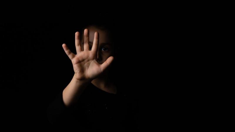 Félelmetes hosszú hétvége: Öt rémisztő lény is harcot hirdetett egymás ellen, miközben egy kisgyermek kíváncsian figyelte az eseményeket.