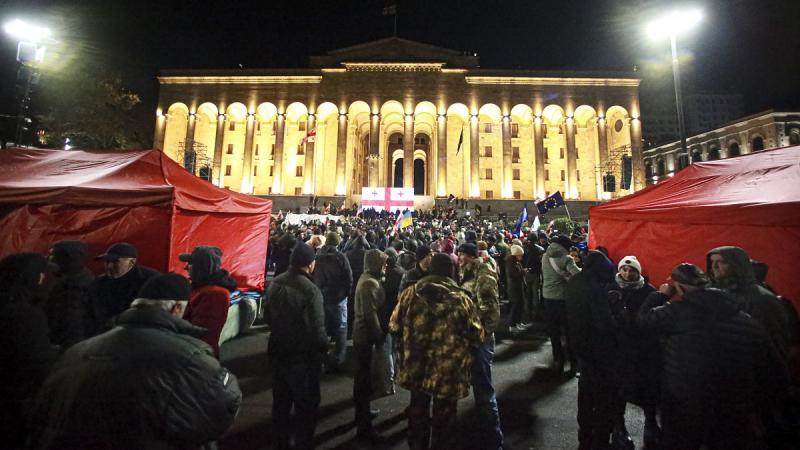 Éjjel demonstrációra gyűltek össze Tbilisziben, a grúz parlament első ülését megelőzően.