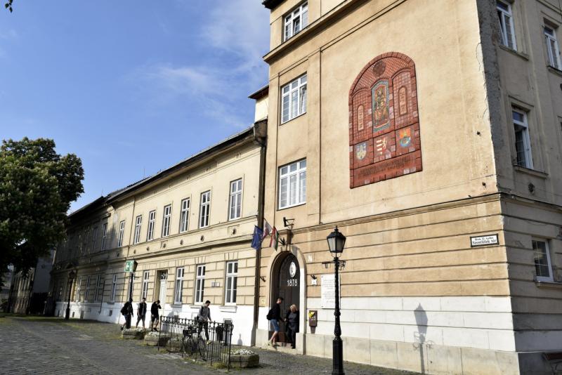 Két budapesti iskola diákjait érintően merült fel, hogy egy tanár 14 éves lányokat zaklathatott.