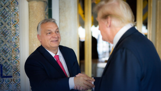 Orbán Viktor váratlanul ellátogatott Donald Trump villájába, Mar-a-Lagóba, ahol Elon Musk is jelen volt. Az esemény különleges találkozónak bizonyult, amely során a politikai és technológiai világ prominens képviselői cseréltek eszmét.