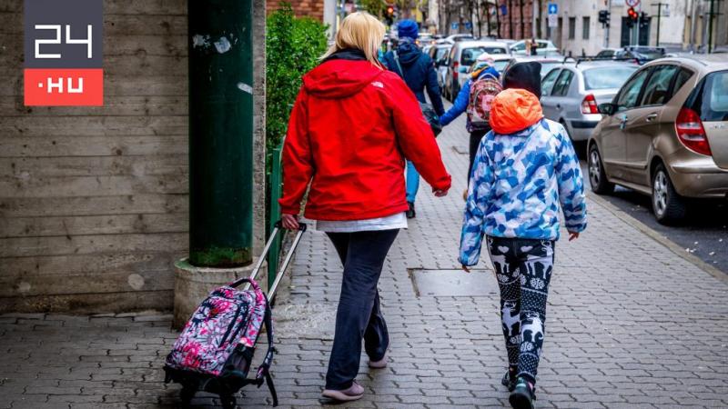 Idén a pedagógusok számára különleges karácsonyi juttatás érkezik, azonban a tankerületi vezetők nem részesülnek ebben a támogatásban.