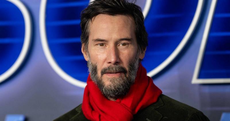 Keanu Reeves és kedvese, Alexandra, igazi szenzációt okoztak a vörös szőnyegen: az 52 éves hölgy, aki bátran viseli ősz haját, elképesztően lenyűgöző megjelenésével kápráztatta el a közönséget.