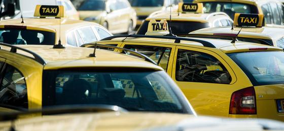 A kormány tervei szerint félmilliárd forintból támogatná a minisztériumi dolgozók taxizását.