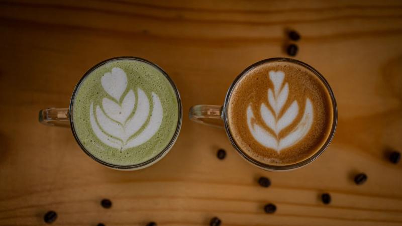 Matcha vagy kávé? Melyik a táplálóbb választás? - Életmód

A matcha és a kávé két népszerű ital, amelyek sokak kedvencei közé tartoznak. Mindkettő különleges ízvilággal rendelkezik, de egészségügyi előnyeik és hatásaik jelentősen eltérhetnek egymástól. 

