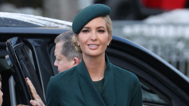 Az internet közönsége teljesen elragadtatva méltatja Ivanka Trump erdőzöld ruháját, amelyet a beiktatás során viselt. A látványos öltözék nemcsak a stílusát emelte ki, hanem a rendezvény hangulatához is tökéletesen illeszkedett. - FOTÓ - Life