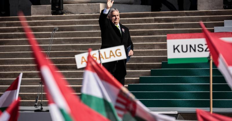 Orbán Viktor hatalma és a rendszere a politikai vezető karizmájának rendkívüli vonzerejére épül.