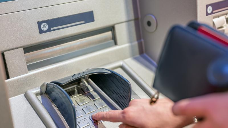 ATM-ből történő pénzfelvétel? Azonnal állj meg – itt van, amiért érdemes átgondolnod!