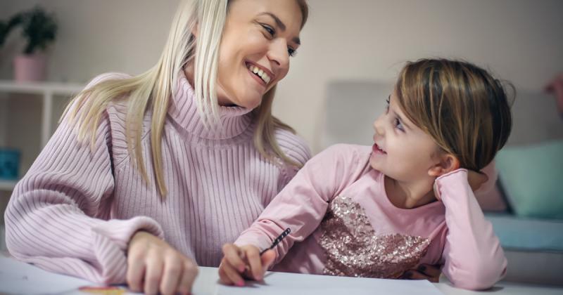 1. A gyermek képes empatikusan meghallgatni másokat, és megérti, hogy a barátai érzései fontosak, így gyakran kérdezi tőlük, hogy jól vannak-e.  
2. Amikor valaki szomorú, a gyerek nemcsak észreveszi, hanem megpróbálja megvigasztalni őt, például egy ölelé