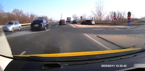 Nehéz szavakat találni arra, ami történik, ahogy a BMW és a taxi navigál a város forgatagában - nézd meg a videót!