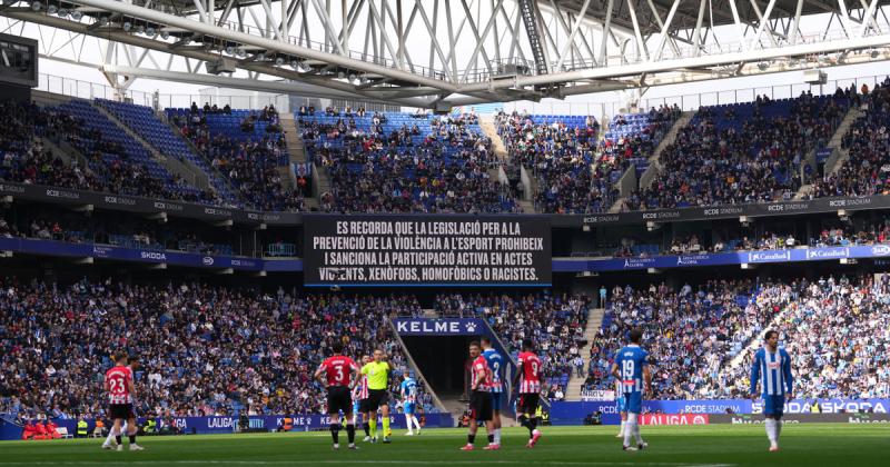 Rasszista megnyilvánulások miatt szakadt félbe egy mérkőzés a világ egyik legnevesebb futballbajnokságában.