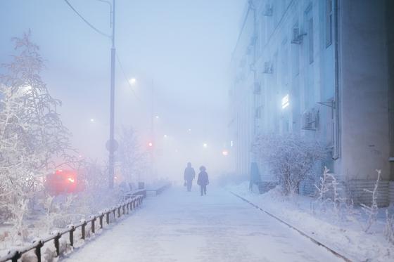 Az élet -40 fokos hőmérsékleten egészen különleges kihívások elé állít. A levegő fagyos, és minden lépésnél érezni lehet a hideg harapását. A természet egy varázslatos, de zord világot teremt, ahol a hópelyhek mint ezüst gyöngyök szállingóznak, és a fák á