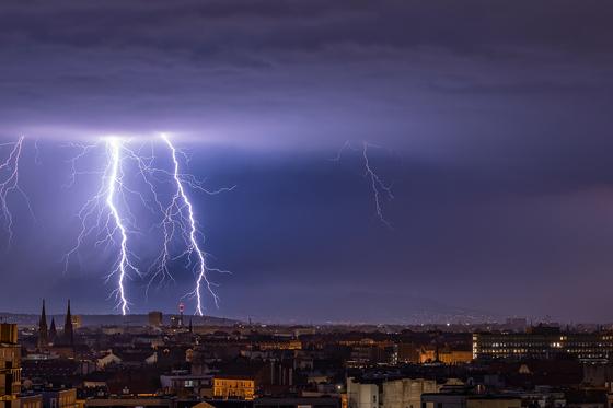 Egy forradalmi áttörés küszöbén állunk: a jövő időjárás-előrejelzése 1000-szer kevesebb energiát igényel majd, de ennek ellenére 20%-kal pontosabb eredményeket kínálhat. Ez új dimenziókat nyithat meg az előrejelzések világában!