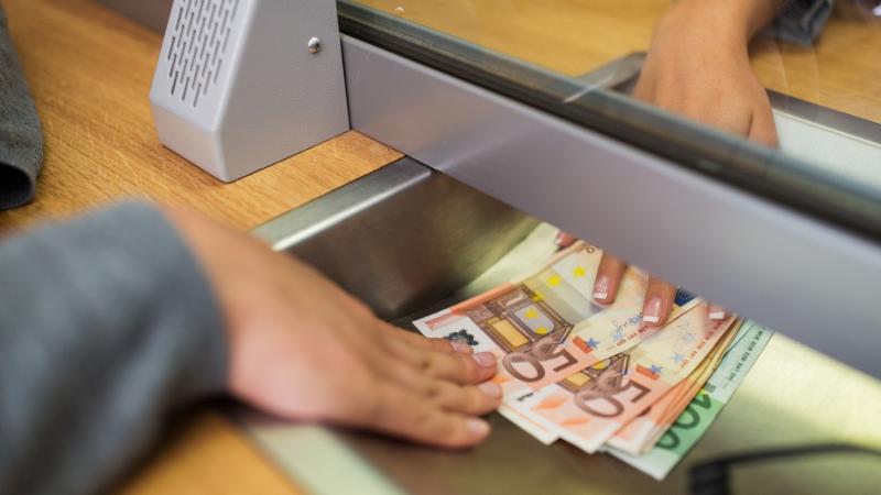 A forint gyengélkedése tovább folytatódik, és a hét kezdetén már 404 forintnál jár.