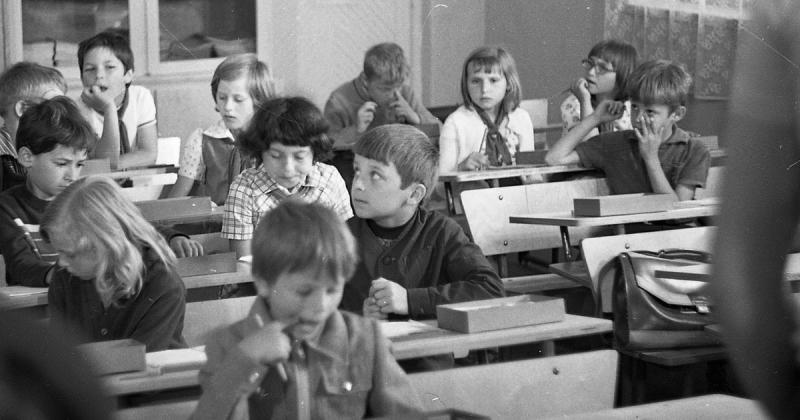 5 dolog, amit hiába keresnél a mai iskolákban - nosztalgikus utazás a 70-es, 80-as évek világába

1. **Fekete táblák és krétapor**: Ma már a digitális táblák uralják az osztálytermeket, de a régi időkben a fekete táblák és a krétapor voltak a mindennapok 