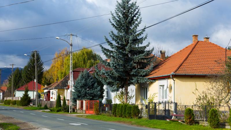 Ez számos ingatlantulajdonost fog érinteni: módosulnak a telekhasználatra és a melléképítmények elhelyezésére vonatkozó előírások is.