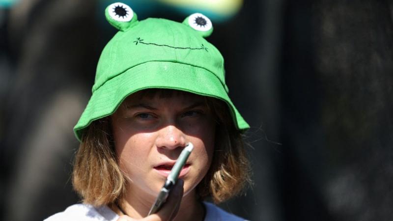 Mielőtt a sánta kutya felállt volna, kiderült, hogy Greta Thunberg poloskás, zászlót csókoló drámájában egyetlen állítás sem felel meg a valóságnak.