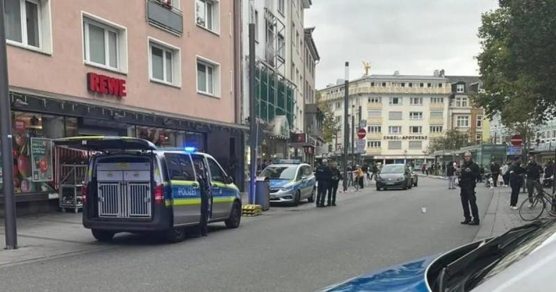 Újabb tragikus lövöldözés történt egy német kisvárosban, amely sokkolta a helyi közösséget. A rendőrségi jelentések szerint a helyszínen több áldozat is van, és a hatóságok azonnal megkezdték a nyomozást az esemény körülményeinek tisztázására. A lakók fél