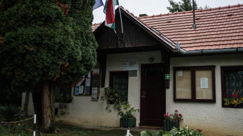 A Magyarföldi tömeges betelepülés immáron törvényes keretek között zajlik. A 24.hu hírei szerint a legújabb jogszabályok lehetővé teszik a nagyszámú migrációt, amely új kihívások elé állítja a helyi közösségeket és a kormányzati intézményeket. Az új rende